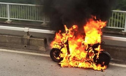 Xe đạp điện hóa ra rất an toàn, chính những sai lầm này từ phía người dùng mới khiến nó cháy nổ