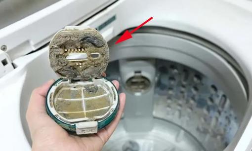 Việc vệ sinh máy giặt trở nên vô cùng dễ dàng nếu bạn biết 'công tắc ẩn', bật lên là nước bẩn tự chảy ra