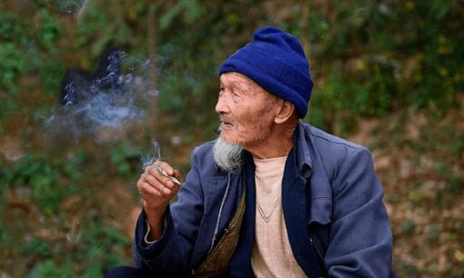 Người xưa nói: 'Người giàu không quên ba người, người nghèo không đụng đến ba thứ', họ đang nói đến ba người nào và ba thứ nào?