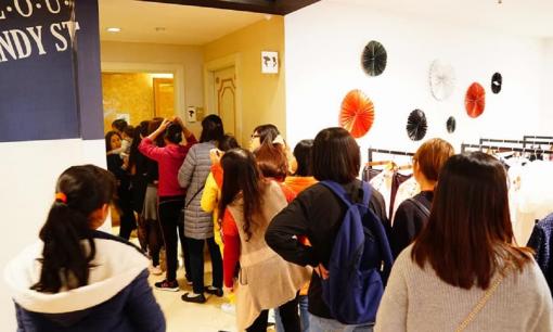 Tại sao phụ nữ luôn thích đi vệ sinh cùng nhau? Lý do bạn sẽ không thể đoán được