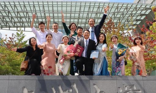 Thu Quỳnh cùng gia đình sang Nhật mừng em trai tốt nghiệp, nhận bằng Thạc sĩ