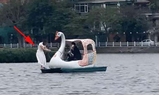 Cặp đôi đi đạp vịt, cô gái có hành động nhún nhảy khó hiểu khiến dân tình 'thót tim'