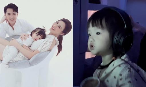 Con gái Đông Nhi gây cười với màn phục vụ văn nghệ ngay trên máy bay, Ông Cao Thắng còn có hành động tình cảm với ái nữ 