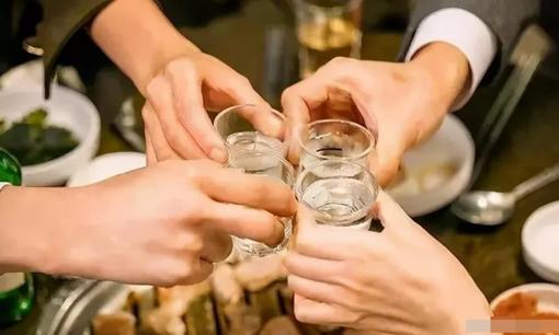 Nếu ba loại người này mời bạn đi ăn tối thì bạn phải từ chối, một khi đã nhận lời thì rắc rối sẽ ập đến