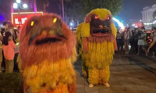 Xuất hiện cặp lân xấu nhất mùa Trung thu 2023, trẻ nhỏ nhìn thấy cũng phải 'chạy mất dép'