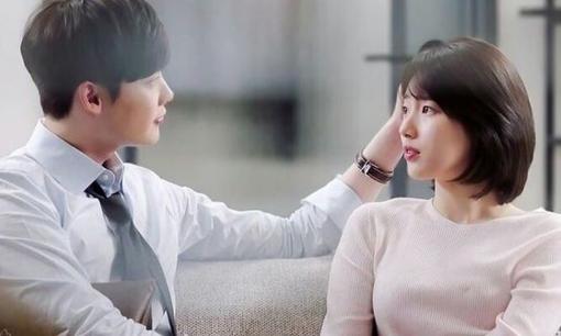 Buổi tối tôi đến nhà một người bạn ăn tối và tìm thấy đôi giày của vợ tôi ở ngoài phòng tắm, tôi về nhà và quỳ gối nhục nhã suốt nửa tháng