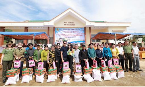 Doanh nhân Phan Thị Mai, Hoàng Kim Khánh mang 10 tấn gạo và hơn 1000 phần quà đến cho bà con và trẻ em nhỏ có hoàn cảnh khó khăn tại tỉnh Đắk Nông
