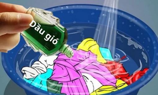 Nhỏ một giọt dầu gió vào quần áo lúc đang ngâm, công dụng bất ngờ mà không loại bột giặt nào có được