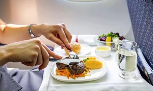Tiếp viên khuyến khích ăn đồ ăn loại 1 trên máy bay! Duy trì thể lực và tránh phù nề 