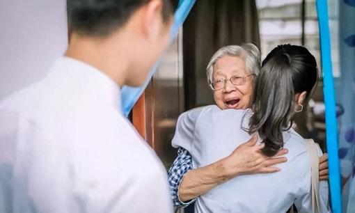 Khi lớn lên, dù mối quan hệ của bạn với con cái có tốt đến đâu, bạn vẫn cần hiểu rõ 'Định luật con quạ'