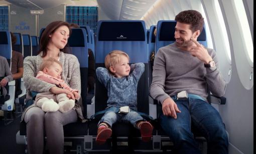 Khi đi máy bay, nên chọn cho trẻ em nên ngồi ở vị trí nào là phù hợp?