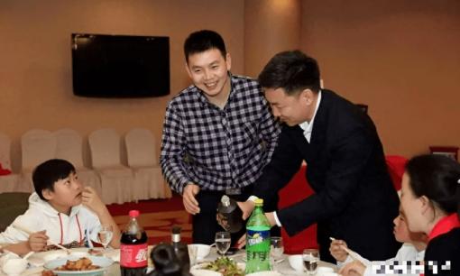 Đừng bao giờ dùng 'bàn tay trái' khi rót rượu cho người khác! Chuyên gia: Đây là điều cấm kỵ, nên hiểu rõ