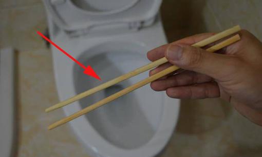 Giải quyết nỗi lo tắc bồn cầu chỉ với 2 chiếc đũa, tiết kiệm mà hiệu quả tối đa