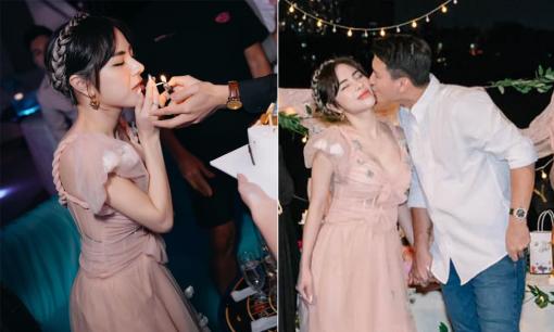 Huỳnh Anh ngọt ngào thơm má vợ sắp cưới Bạch Lan Phương trong tiệc mừng sinh nhật lần hai 