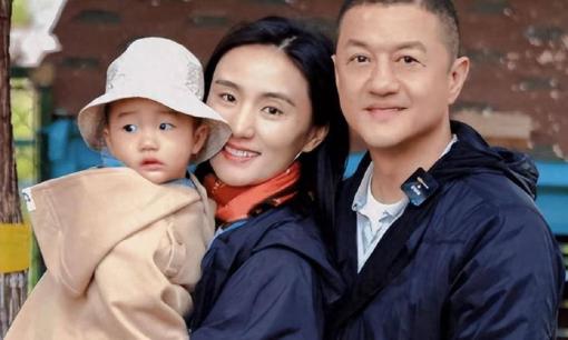 Con gái thứ 2 của Lý Á Bằng bị bệnh hiếm gặp, đi lại khó khăn, nghi mắc hội chứng Down, vợ chồng nam tài tử mâu thuẫn và chia tay? 