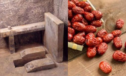 Tại sao trong nhà vệ sinh cổ lại có một thanh gỗ và một đĩa chà là đỏ?