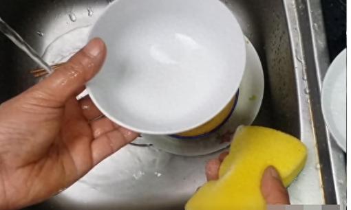 3 thói quen xấu khi rửa bát hay “đồng phạm” với bệnh ung thư, bạn chiếm bao nhiêu?