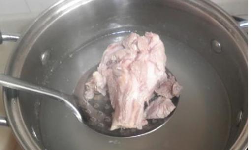 Xương đã chần xong có cần rửa sạch nữa không? Có nhiều người mắc sai lầm như vậy, chẳng trách súp có mùi tanh