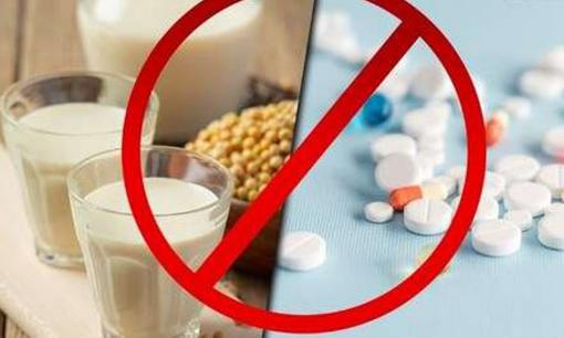 Tại sao uống thuốc với sữa là điều cấm kỵ? Bác sĩ chỉ rõ