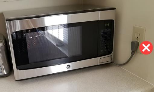 Lò vi sóng dùng xong nên rút phích cắm hay để nguyên? Biết để phòng tránh nguy hiểm