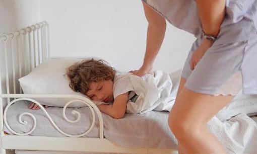 Buổi sáng, chỉ cần cha mẹ gọi một câu là con trẻ bật dậy ngay nhờ 6 cách làm hiệu quả, chẳng phải la mắng