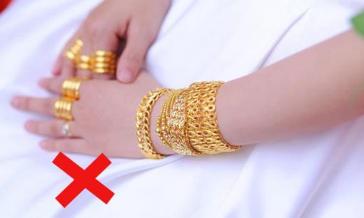 Người mệnh này kỵ đeo vàng, có thì nên cất, cố tình mang trên người dễ gánh họa sát thân, tài sản tiêu tán