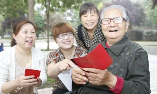 Tại sao người già tiết kiệm ngày càng nhiều trong khi người trẻ lại mắc nợ? Chuyên gia đưa ra lý do