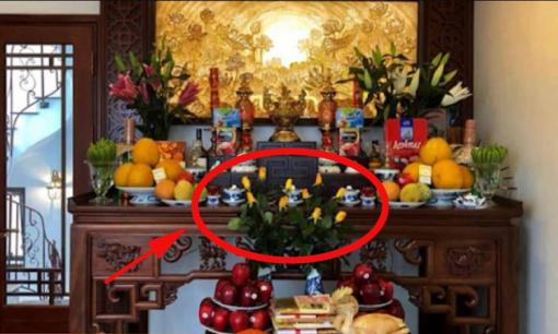 Hoa cúng ngày rằm nên cắm 3 hay 5 bông để hút lộc? Làm sai lộc lá tiêu tan, thần linh chẳng ngó ngàng