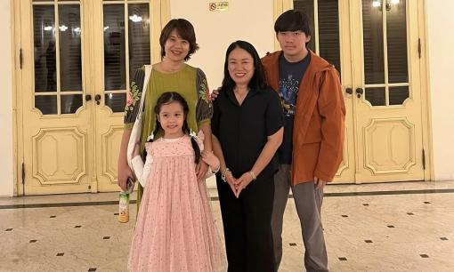 MC Tạ Bích Loan hiếm hoi hé lộ con trai thứ 2, mới học lớp 8 đã cao lớn, chững chạc như thanh niên