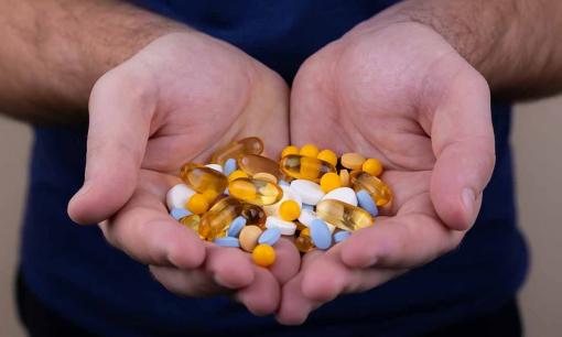 Uống vitamin có gây hại cho gan không? Bác sĩ nhắc nhở: Không nên uống 4 loại vitamin này lâu dài