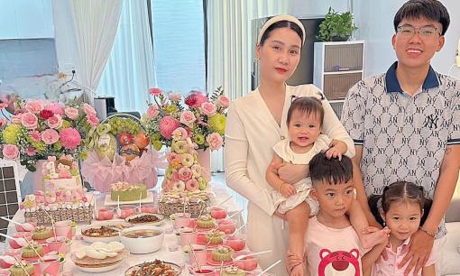 'Hot face'  từng có lượt theo dõi nhiều hơn cả Sơn Tùng tổ chức tiệc sinh nhật 1 tuổi cho con út