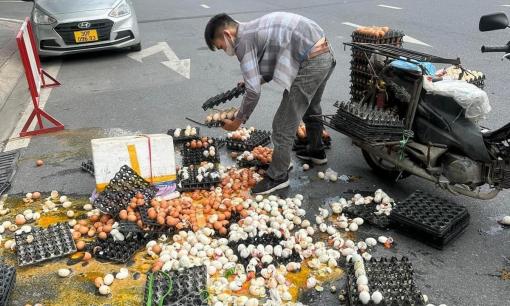 Bị chê vô tâm khi chụp cảnh chàng trai nhặt trứng rơi vỡ đầy đường mà không giúp, chính chủ nói gì?