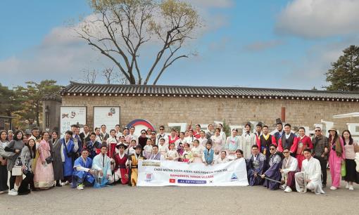 Cindy Minnie hội ngộ dàn mẫu Việt đình đám tại Asian Kids Fashion Week