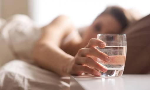 Nên chọn uống nước mật ong, nước muối loãng hay nước ấm khi bụng đói vào buổi sáng? Tại sao? 