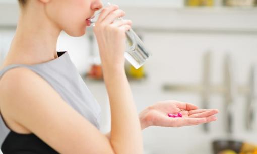 Khi uống thuốc nên chọn tư thế nào, nên đứng hay ngồi uống thuốc? 