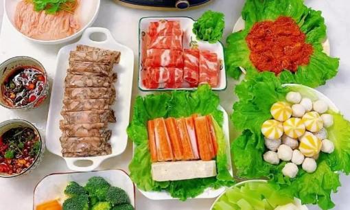 Khi ăn lẩu, tại sao trên đĩa luôn được lót một lớp rau sống, có thể ăn nó được không? Chủ nhà hàng lẩu nướng: Không đơn giản là chỉ để trang trí đâu!