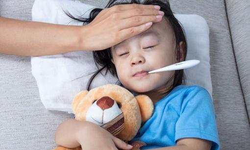 Chăm sóc như thế nào để trẻ không bị cảm lạnh, viêm phổi khi trời lạnh? Đây là lời khuyên từ bác sĩ