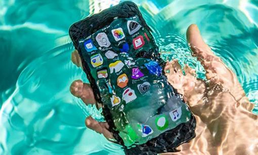 Ngay khi điện thoại bị rơi vào nước, nhanh tay làm ngay việc, chần chừ 1 giây là mất một mớ tiền