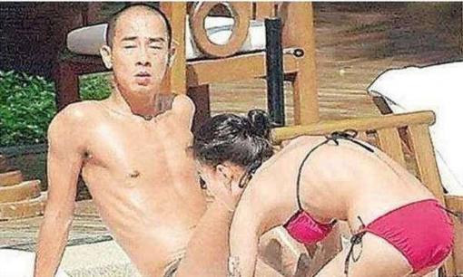 Cảnh tượng Trương Bá Chi và Trần Tiểu Xuân thân mật cùng nhau tại Thái Lan đã 'gây sóng gió' trong làng giải trí