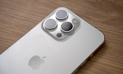 iPhone thường được đặt thế này mà không cần nhấn nút vẫn 'tự động tắt màn hình' nhằm tiết kiệm pin