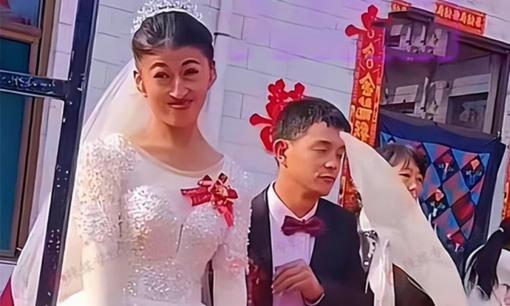 Cô dâu giống con trai bị dân làng chê cười, chú rể tức giận nói: 'Ghen tị cái gì? Cô ấy là niềm cảm hứng của tôi'