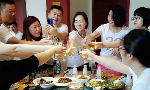 Từ buổi họp lớp, người đàn ông nhận ra 'thuyết 8 giờ thứ ba' quyết định cuộc sống giàu hay nghèo của mỗi người