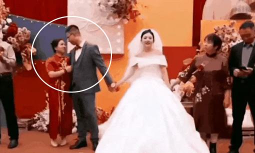 Đám cưới kỳ lạ: Mẹ chồng ôm chặt con trai, thể hiện tình cảm và hành động 'xấu hổ' trước quan viên hai họ... 