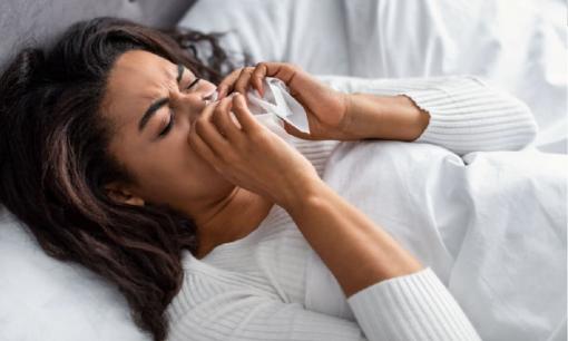 Tại sao khi ngủ tôi luôn bị nghẹt mũi một bên? Điều gì đang xảy ra với tình trạng nghẹt mũi luân phiên? Bác sĩ đưa ra lời giải thích