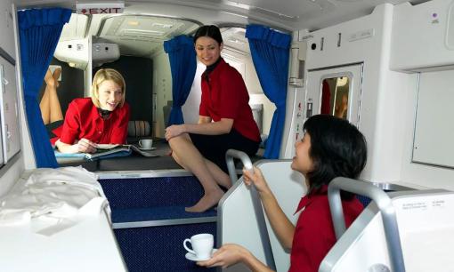 Có một thứ 'bất ly thân' được tiếp viên hàng không giấu ở chỗ ngủ, đó là gì?