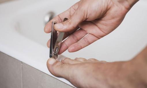 Mép móng chân đau nhức, cắm vào thịt, cẩn thận 'móng chân mọc quặp'! Bác sĩ tiết lộ 5 nguyên nhân tạo ra vòng luẩn quẩn: Cắt ngắn cũng không được