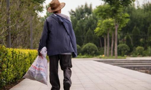 Một số người già rõ ràng không thiếu tiền nhưng lại nghiện nhặt rác, đây có thể là dấu hiệu của bệnh tật!