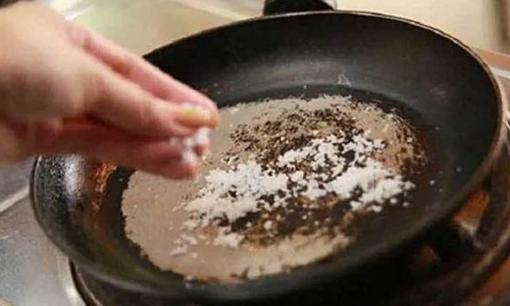 Đầu bếp lâu năm tiết lộ, rắc thứ này vào chảo đang cháy đen thui, 10 phút sau chảo sạch bất ngờ