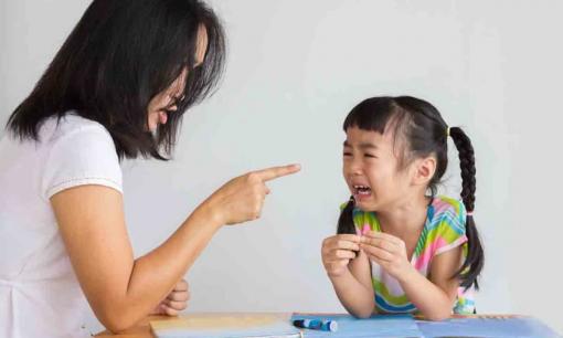 Cách giáo dục sai lầm của cha mẹ có thể khiến trẻ tự ti, nên học cách lắng nghe và đồng hành cùng con