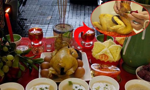 Mùng 1 cúng gà nên đặt quay ra hay quay vào? Đặt sai bảo sao lộc lá đi hết